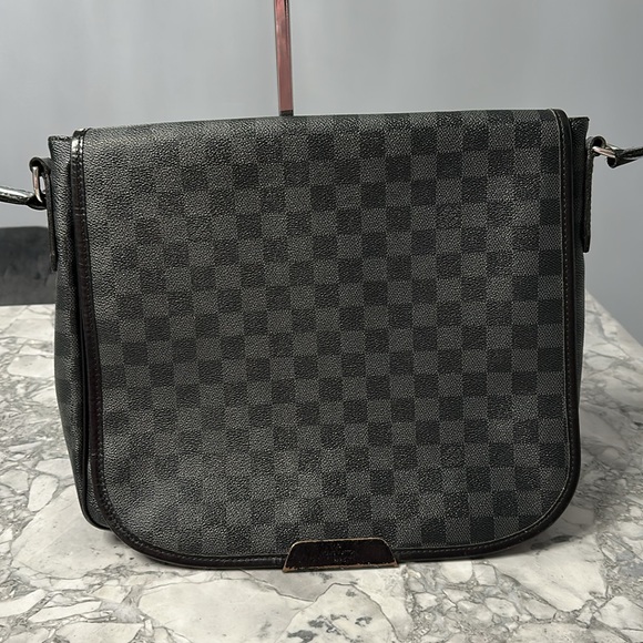 Authentic Louis Vuitton
Damier Graphite Shoulder Bag MM Messenger bag - Picture 2 of 13